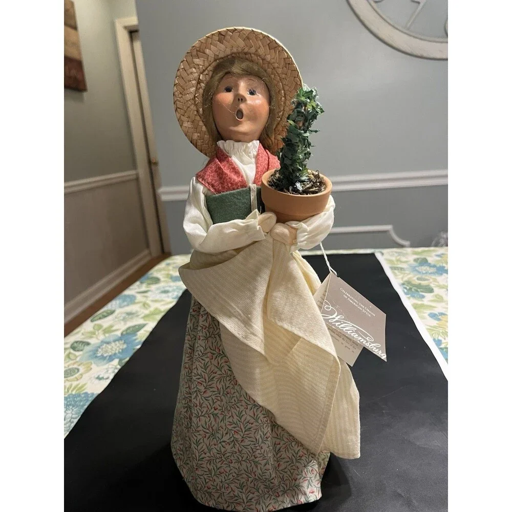 Byers Choice Carolers Williamsburg Colonial Woman Lady Topiary 2004 ~ 13” Tall